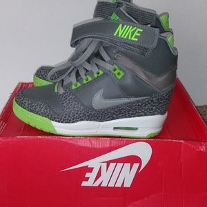 WMNS Nike Air Revolution Sky Hi